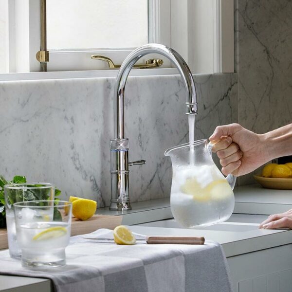 classic-fusion-round-krom-officiel Quooker Classic Fusion Round i krom ved køkkenvask