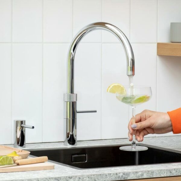fusion-round-krom Quooker Fusion Round i krom ved køkkenvask